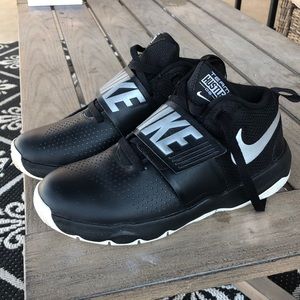 Boys Black Nike shoes sneakers 4.5Y
